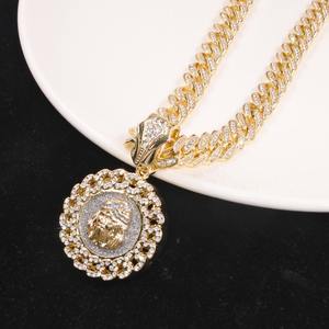 Collier tendance européen et américain en alliage, style hip-hop urbain, avec pendentif rond à motif de personnage de dessin animé, style rap, cubain, entièrement serti de pierres, San Judas - Product Image 2