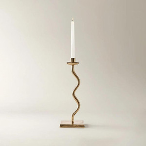 Paire de chandeliers uniques en métal doré, avec des tiges ondulées et en forme de boucle, et des bases rectangulaires, pour une décoration artistique. - Product Image 5