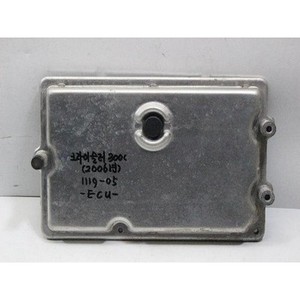 300 ECU y Módulos de Computación Usados 04896566AE - Product Image 1