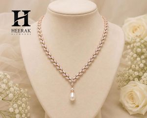 Collier tennis en or rose avec diamants de laboratoire taille marquise et pendentif perle, collier de mariage en chevron en V, bijoux - Product Image 1