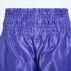 Shorts de Muay Thai de qualité professionnelle avec logo frontal, légers, respirants, en tissu doux, design confortable, ajustement flexible, pour un usage quotidien - Product Image 5