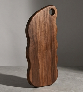 Planche à découper moderne en bois de manguier bio, avec des bords ondulés esthétiques et un trou de suspension pratique, fabriquée à la main en bois naturel. - Product Image 2