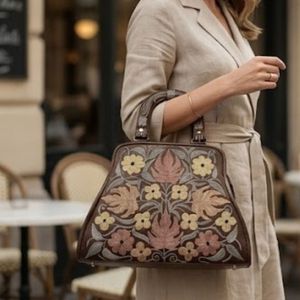 Bolso de Mano con Bordado Kashmiri – Cuero Marrón Oscuro con Diseño Floral de Monstera y Margarita - Product Image 2