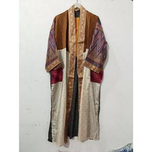 Kimono de luxe d'été, robe longue patchwork faite main, style indien vintage, en soie de sari recyclée, idéal comme cache-maillot ou tenue de nuit. - Product Image 6