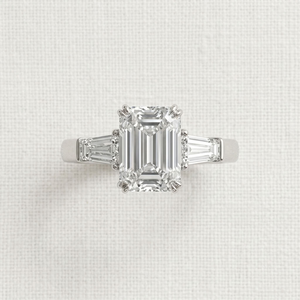 Anillo de Compromiso con Diamante Cultivado en Laboratorio, Corte Esmeralda, Tres Piedras, Acento de Baguette Cónico, Oro Amarillo de 14K, Certificado IGI, para Boda o Fiesta - Product Image 2