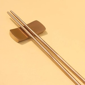 Elegante juego de platos para sushi de latón, cuidadosamente elaborado para fusionar la tradición atemporal con una presentación moderna. - Product Image 3