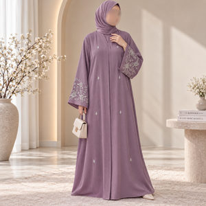 Abaya morada plisada con delicado bordado floral en las mangas |   Vestido Musulmán Modesto de Longitud Completa para Uso Diario y en Ocasiones Especiales - Product Image 4