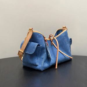 Bolso de hombro impermeable de lona vaquera con cremallera y remaches, estilo almohada, con una sola correa, diseño floral y a rayas, portátil para la playa - Product Image 3