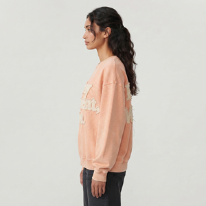 เสื้อสเวตเชิ้ตคอกลมโอเวอร์ไซส์สำหรับผู้หญิง พร้อมลายปักตัวอักษรแบบแอพพลิเค่  งานถักแบบดิสเทรส  ทรงหลวม  ปักลายเสื้อสเวตเชิ้ตสำหรับผู้หญิง - Product Image 5