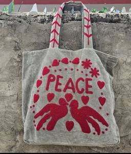 กระเป๋าโท้ทกำมะหยี่สีเทาสั่งทำขายส่ง พร้อมลายปักตัวอักษร PEACE สีแดง รูปหัวนกพิราบ หัวใจ และลายดอกไม้สุดเก๋ - Product Image 2
