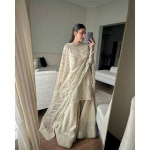 Conjunto de traje de diseñador para mujer con secuencia bordada - Product Image 3