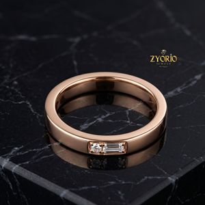 Anillo de boda minimalista con incrustaciones en oro de 10K y detalles modernos de baguette - Product Image 1
