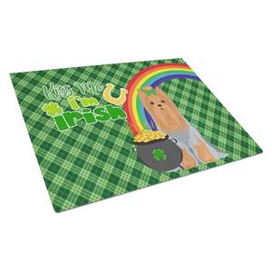 Tabla de cortar del día de San Patricio Yorkshire Terrier, capa completa de bronceado azul, vidrio templado decorativo, utensilio de cocina grande para servir - Product Image 1
