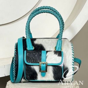 Bolso de lujo de cuero vacuno premium con asa trenzada y correa cruzada de cuero. - Product Image 1