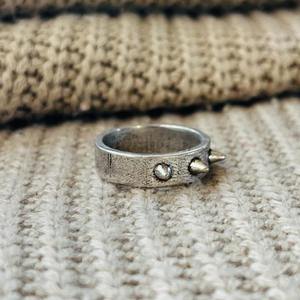Bague gothique à pointes en laiton plaqué argent, style punk et motard, vente en gros pour hommes - Product Image 5