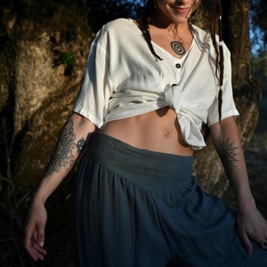 Camisa Boho Blanca Hecha a Mano de Rayón con Botones de Coco, Top Ligero de Verano, Transpirable y de Corte Holgado - Product Image 2