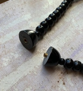 Collier en résine tendance moderne à vendre chez Crafts Galore, collier unique fait main et artisanal pour filles - Product Image 5