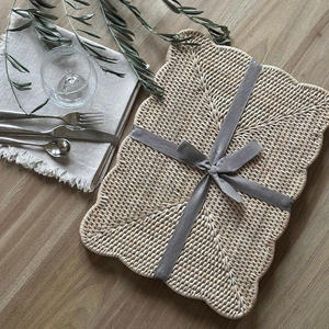 แผ่นรองจานทรงกลมสไตล์เรียบง่าย ทำจากหวายสานลายสแกลลอป ประดับด้วยลูกปัด สีสันสวยงาม เป็นมิตรกับสิ่งแวดล้อม ทำด้วยมือ - Product Image 4