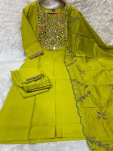 Conjunto de Kurti Largo Bordado en Seda de Mango y Viscosa Verde Puro con Dupatta, Ropa Casual Tradicional India y Pakistaní para Mujer - Product Image 1