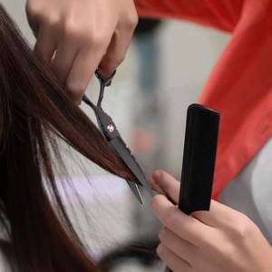 Ensemble de ciseaux de coiffure professionnels avec peignes et étui pour usage en salon, lames en acier inoxydable, poignées en plastique, pour droitiers - Product Image 5
