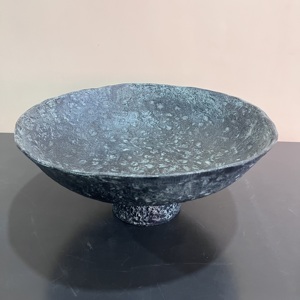 Bandeja Redonda Decorativa de Aluminio con Acabado Antiguo de Artisan Design para Decoración del Hogar - Product Image 1