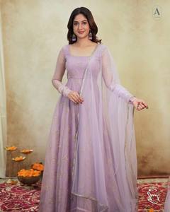 Robe Anarkali longue brodée lavande pour femme, tenue traditionnelle indienne et pakistanaise pour mariage, coupe ample en polyester - Product Image 3