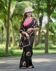 Sari en soie haut de gamme pour occasions spéciales avec broderie florale et pièce de chemisier de créateur - Product Image 2