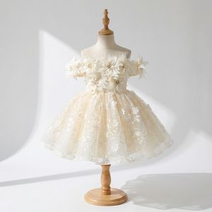 Vestido de niña de las flores estilo champán asequible, con hombros descubiertos, de tul suave, lindo vestido de fiesta para niñas, tela cómoda, segura y que no irrita. - Product Image 1