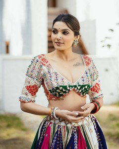 Lehenga Choli en soie blanche multicolore de designer pour femmes avec dupatta pour Navratri |   Tenue traditionnelle gujaratienne Chaniya Choli pour les fêtes - Product Image 5