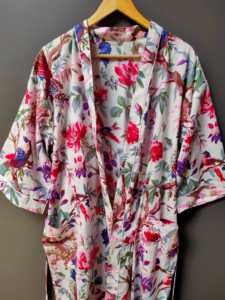 Bata Kimono Blanca con Estampado Floral para Mujer, con Cinturón, de Algodón Personalizado, Ecológica, Transpirable, de Manga Larga y Cuello en V, para Estar en Casa - Product Image 2