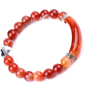 สร้อยข้อมือลูกปัดมุกเทียมสีชมพูพร้อมจี้รูปหัวใจเครื่องประดับยืดหยุ่นชุบเงินสำหรับผู้หญิง - Product Image 4