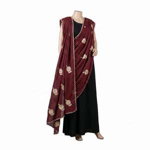 Foulard Hijab Ethnique en Coton Bordeaux pour Femme, Broderie Florale Dorée et Strass, Respirant, Usage Quotidien, Fournisseur OEM en Gros - Product Image 2