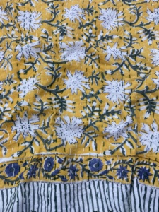 Couvre-lit Kantha en coton bleu imprimé à la main Silkgram, style traditionnel indien, plié, pour la décoration de la maison - Product Image 1