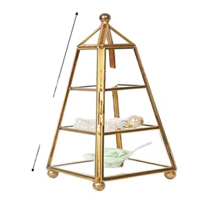 Organisateur de bijoux en forme de pyramide dorée avec étagères en verre et structure métallique pour le rangement des colliers et des bagues - Product Image 1