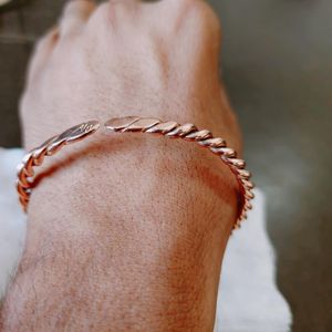 Bracelet manchette torsadé fin en cuivre pur fait main, bijou en cuivre massif pour homme et femme, plaqué OEM, artisanat de guérison. - Product Image 6