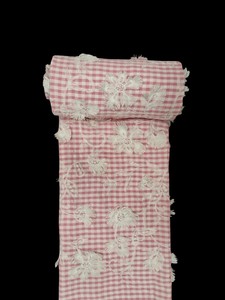 Tissu en coton à carreaux gingham rose poudré et blanc de qualité supérieure, avec broderie florale blanche épaisse, pour robes et kurtis – Vente en gros directe usine - Product Image 2