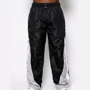 Fabricant de vêtements Streetwear : Survêtement coupe-vent personnalisé avec accent rayé géométrique contrastant, veste en nylon premium et pantalon ample - Product Image 4