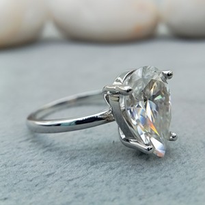 Bague de fiançailles et de mariage pour femme en moissanite solitaire taille brillant rond, couleur D, or rose, certifiée IGI - Product Image 3