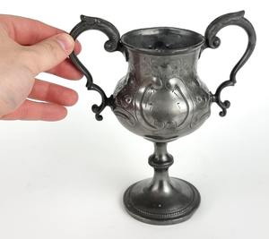 Trofeo de metal dorado de primera calidad para premio de campeonato de karate disponible para suministro al por mayor desde India - Product Image 2