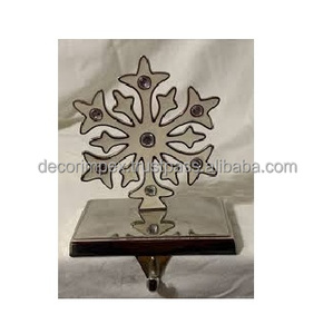 Los soportes metálicos para medias de copos de nieve ofrecen una forma decorativa y conveniente de colgar medias navideñas - Product Image 6