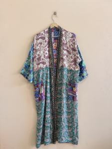 ชุดคลุมกิโมโนผ้าไหมอินเดียลายปะติดปะต่อสำหรับผู้หญิง ขายส่งจำนวนมาก ผ้าโพลีซิลค์ ชุดคลุมยาวสำหรับวันหยุดพักผ่อน ชุดชายหาด - Product Image 2
