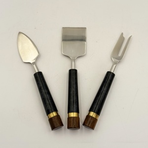 Juego de 3 Cuchillos para Queso de Acero Inoxidable Hechos a Mano por el Fabricante, con Mango de Madera y Resina, para la Mesa del Desayuno - Product Image 2