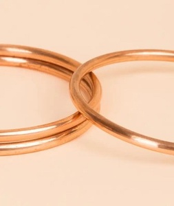 Bracelet ajustable ouvert en métal plaqué or, jonc martelé en fil brut avec impression personnalisée, design moderne - Product Image 3
