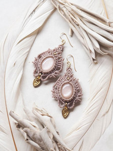 Pendientes de Macramé Hechos a Mano con Piedra Lunar Arcoíris, Gema Iridiscente y Hoja de Oro, Joyería Artesanal Boho Colgante - Product Image 2