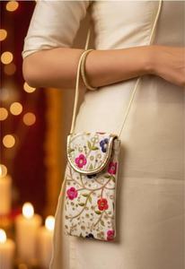 Pochette Sling Potli brodée à la main avec des fleurs, élégante, ethnique, pour téléphone portable et articles essentiels, avec un travail de fil délicat - Product Image 2