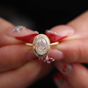 Anillo de Oro Sólido con Diamante Cultivado en Laboratorio de Corte Ovalado de 2 Quilates para Mujer, Anillo de Compromiso Solitario Vintage con Bisel Milgrain y Cesta Catedral - Product Image 2