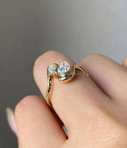 Anillo de Compromiso Toi Et Moi con Moissanita en Corte Pera, Plata 925 Chapada en Oro, Engaste de Puntas, Minimalista, Dos Piedras, Regalo de Boda - Product Image 2