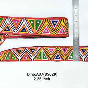 Hermoso encaje Gamthi hecho a mano con colores intensos y diseños detallados, ideal para saris, lehengas y dupattas. - Product Image 2