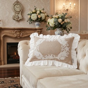 Elegante Almohada Decorativa con Bordado de Rosas Vintage, Almohada de Cama con Borde Ondulado Suave para Espacios de Vida Sofisticados - Product Image 1