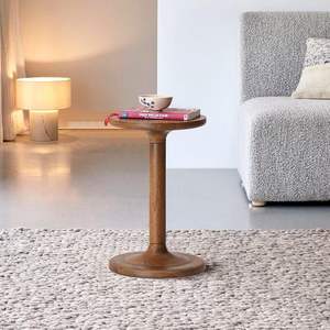 Table d'appoint en bois au fini classique, adaptée aux intérieurs contemporains et traditionnels - Product Image 1